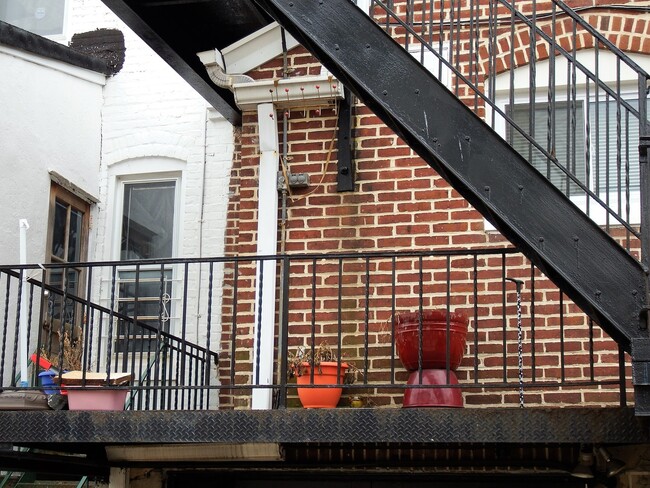 Building Photo - 1018 E 36th St Unit 1018 E 36th st #1