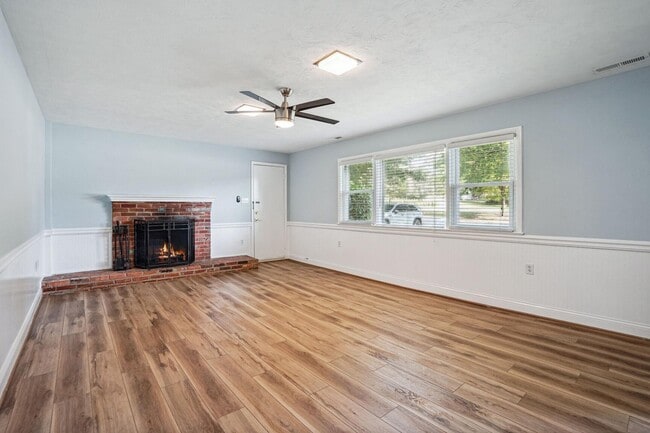 Photo - 1100 Maple Ave E