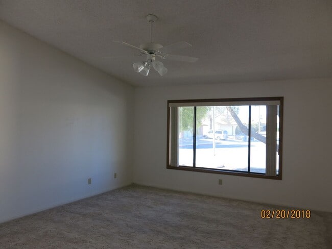 Photo - 4 bed, 2 bath, 2 car garage . Boulder City RV parking