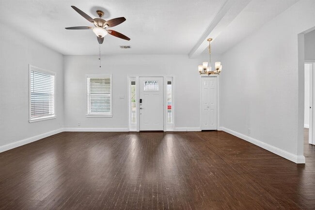 Photo - 806 E 3rd St