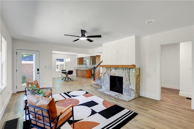 Photo - 458 Shannon Dr SW