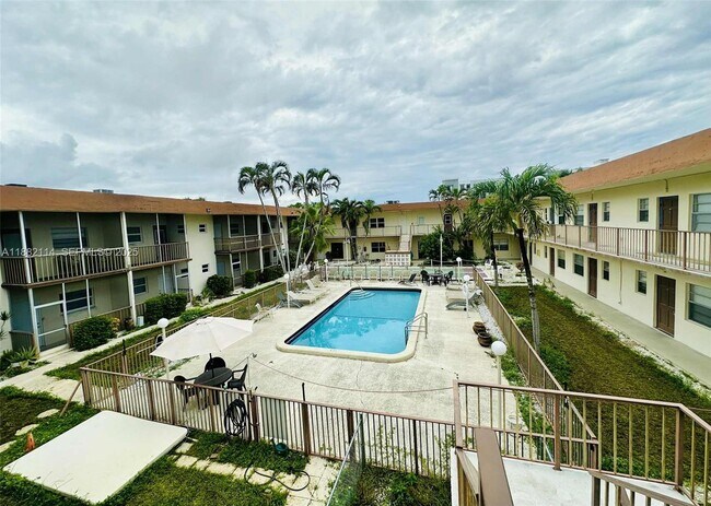 Photo - 415 NE 2nd St Unidad 202