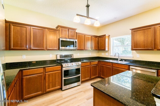 Photo - 825 Marjories Way