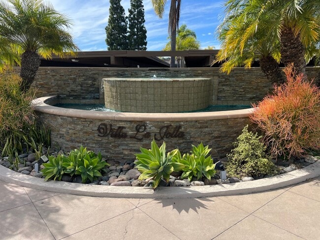 Building Photo - Villa La Jolla