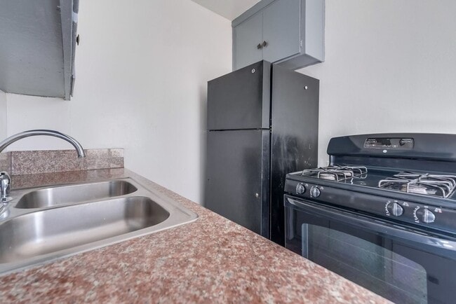 Building Photo - 1735 W 120th St Unit 04