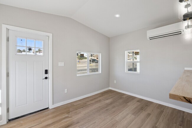 Photo - 890 E Ash St