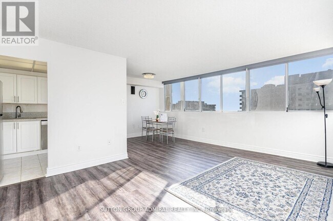 Photo - 3590 Kaneff Crescent Unité 1611