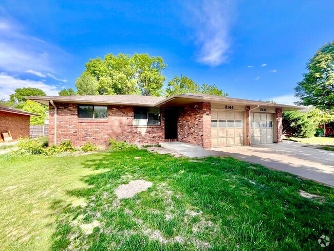 Building Photo - 2 Bedroom, 1 Bath Duplex, 1 Car Garage Rental