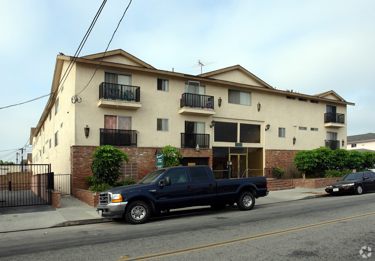 Crestmoor Apartments - Crestmoor Apartments