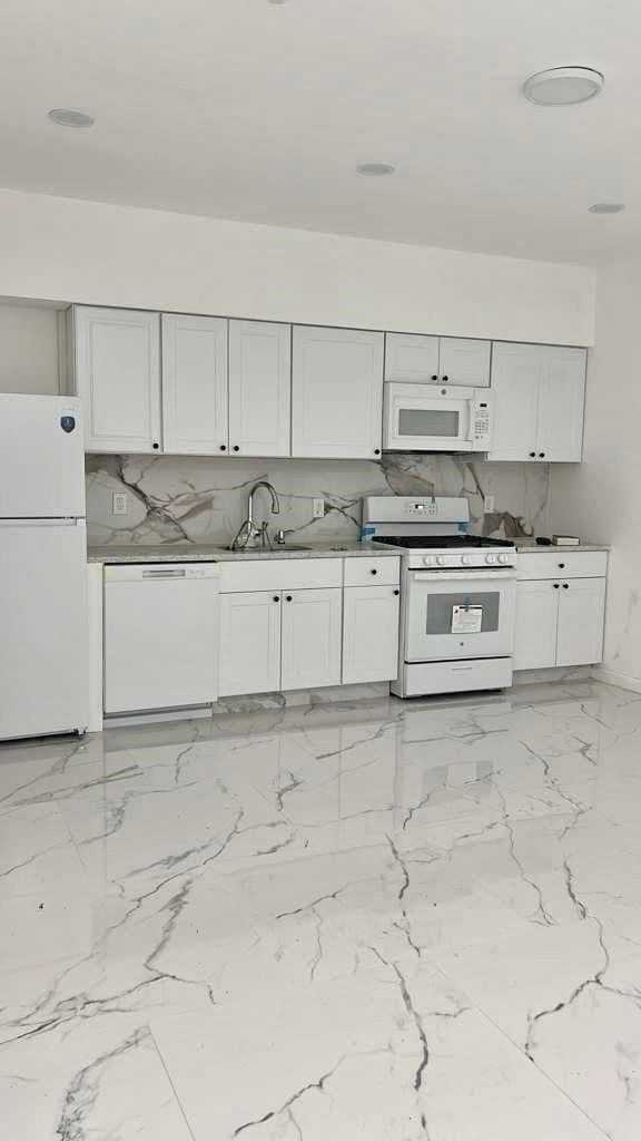 Building Photo - 765 Newark Ave Unit 2