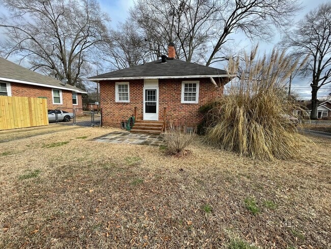 Photo - Nice 1/1 House in Celanese- $995