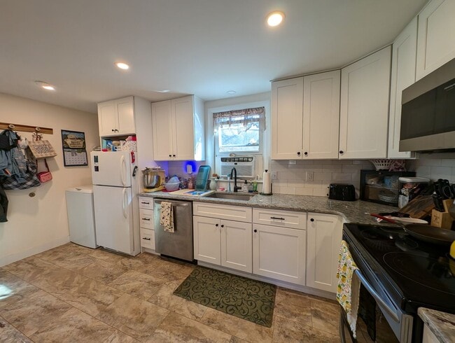 Photo - Beautiful and Spacious 1 Bed 1 Bath Apartment Above Garage