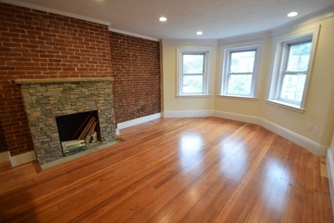 Building Photo - 1574 Beacon St Unit 2