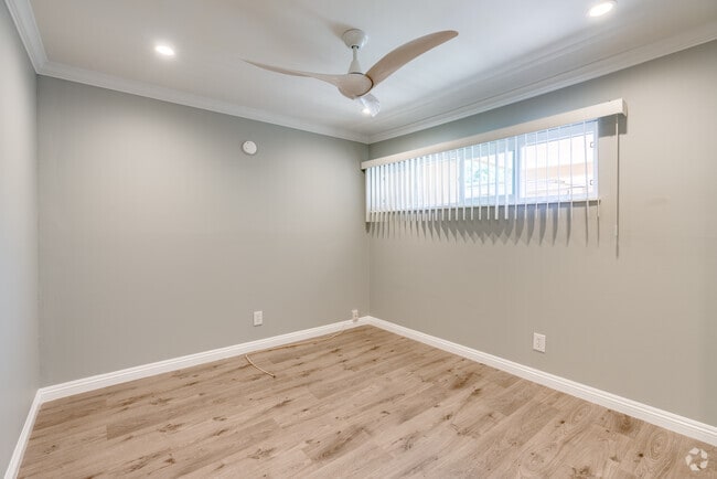 2BR, 1BA - 750SF