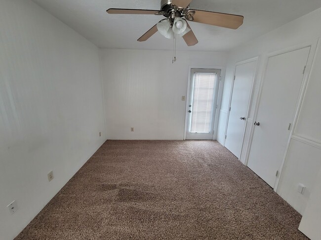 Photo - 1424 Deerpond Ln