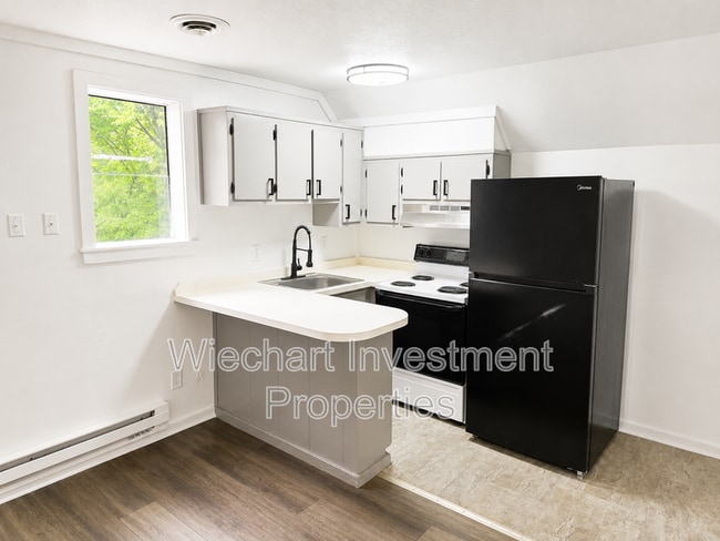 Photo - 933 1/2 W Wayne St