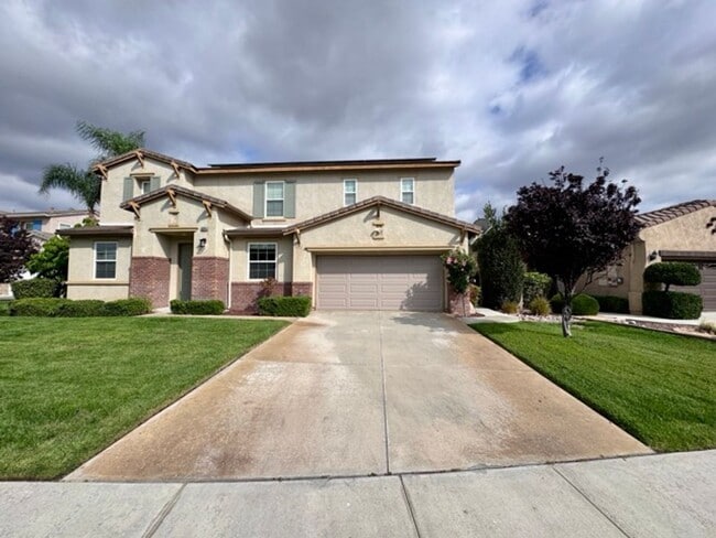Discover this beautifully upgraded 5 bedro... - Discover this beautifully upgraded 5 bedro...