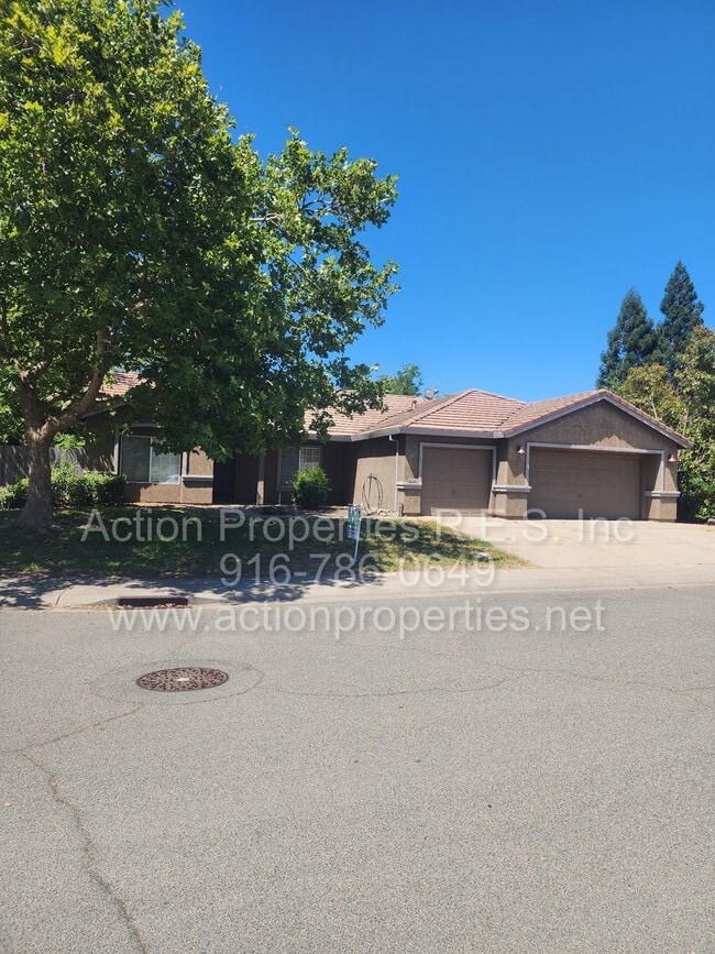 Photo - West Roseville 3 bedroom 2 bathroom 1406 sqft Three Car Garage Walking to Wood Creek High