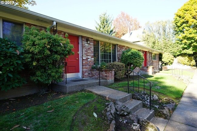 Building Photo - Charming and attractive 2 bed/1 bath in Irvington Neighborhood! Unit 1947