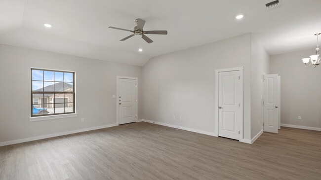 Puerta de entrada + armario para ropa blanca - 1303 Antelope Trl Unidad B