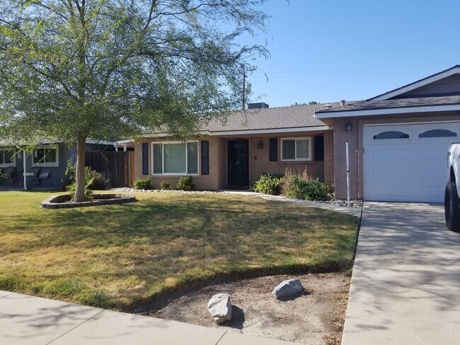 Charming 3 bedroom 2 bathroom home located... - Charming 3 bedroom 2 bathroom home located...