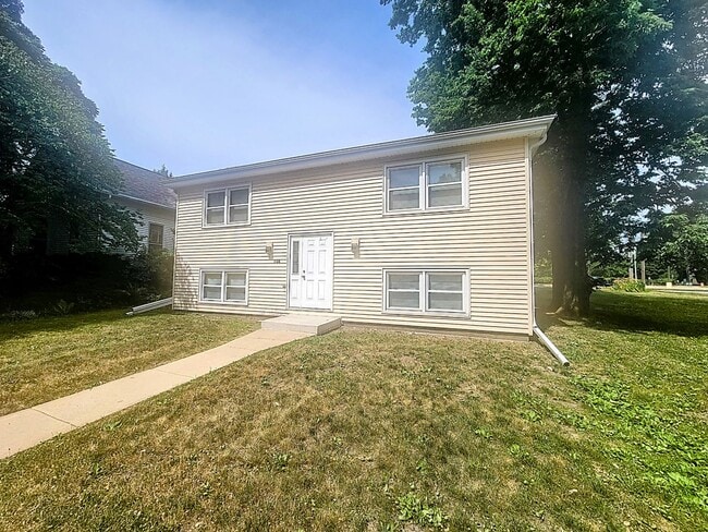 Building Photo - 1106 N Mclean St Unit 3