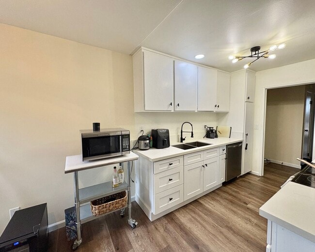 Building Photo - Ventura Living Made Easy – Updated 2 Bed Condo