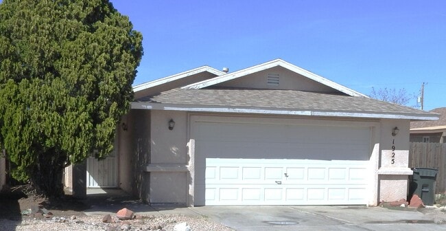 Building Photo - 3+2 Stylish, Move-In Ready Home with New Flooring and Fresh Interior