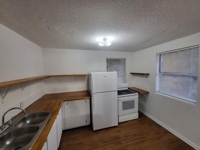 Photo - 1460 W 5th St Unidad 1462