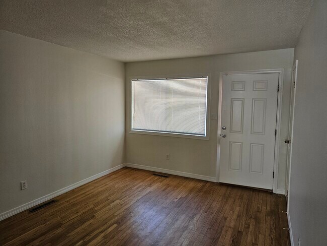 Photo - 2825 Beacon St