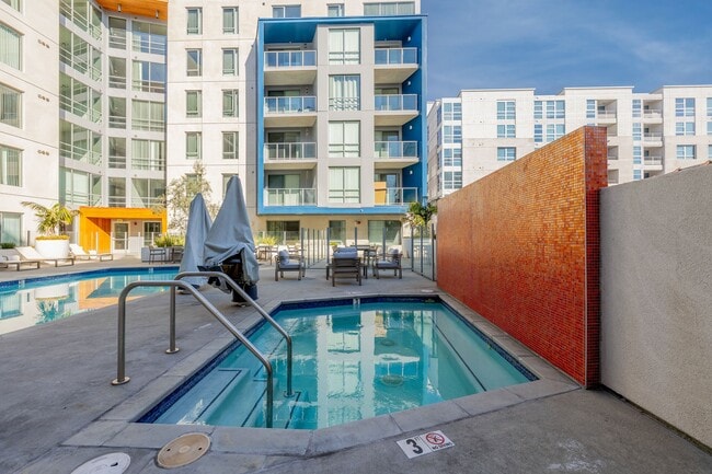 1400 FIG Apartments