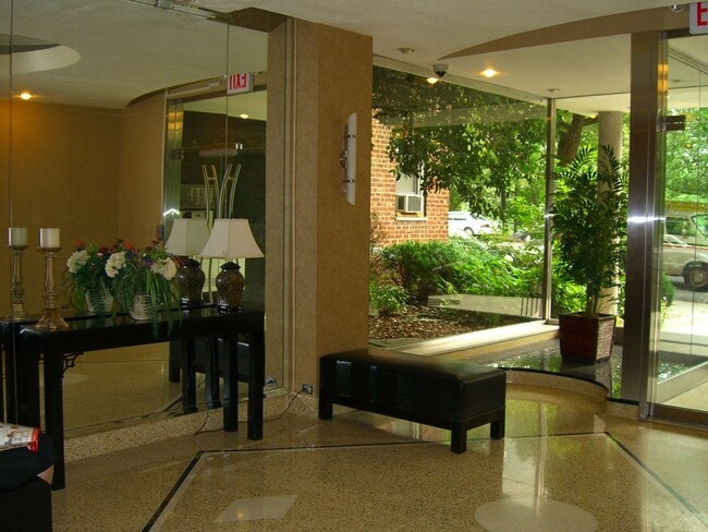 Building Photo - 4295 Webster Ave Unit L7