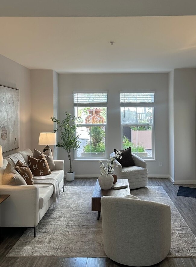 Photo - Fabulous ground floor condo, private patio, walk to train/shopping, fresh, updated, gorgeous!