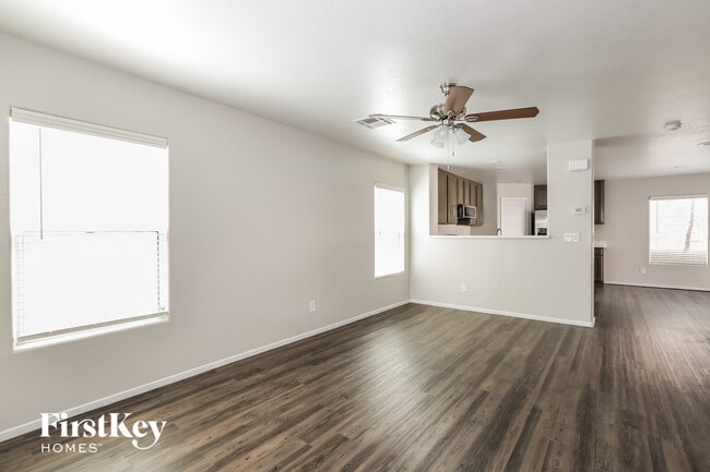 Photo - 703 Loughton St