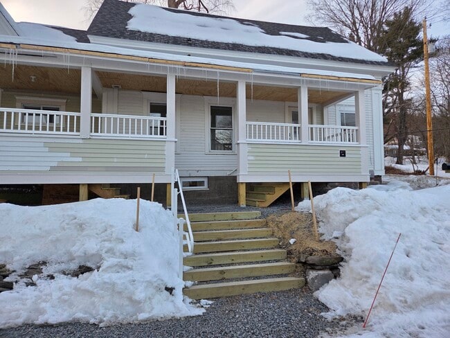 Entrada compartida a la terraza cubierta de la unidad privada 3. - 73 Goshen Rd