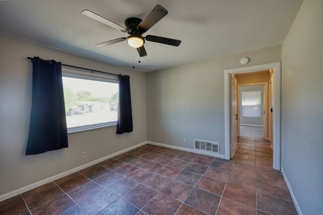 Building Photo - 250 Arapahoe Dr