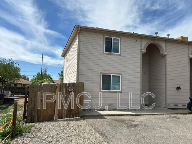 2867 Pinyon Ave