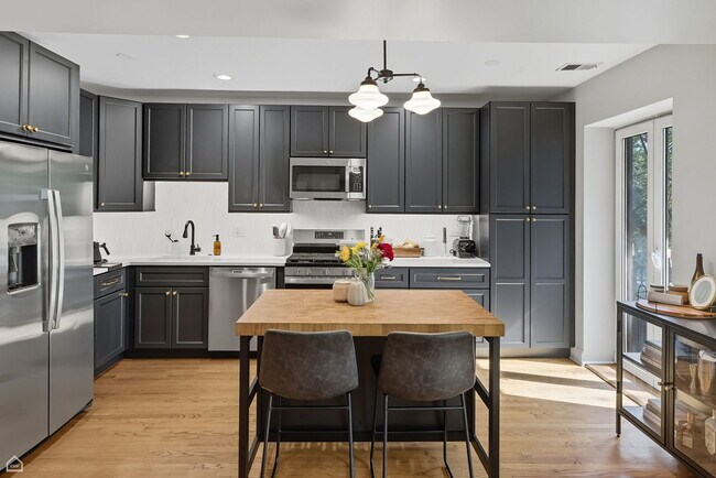 Photo - 1210 W Roscoe St