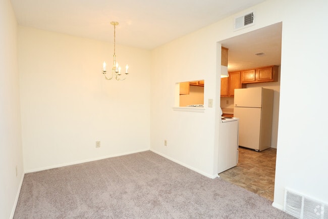2BR, 1BA - 860 SF - Dining Area - Pebble Creek