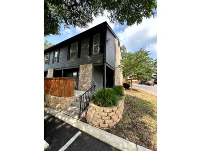 Building Photo - 2718 Old Field Dr Rental