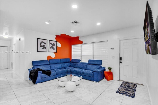 Photo - 695 NE 160th St