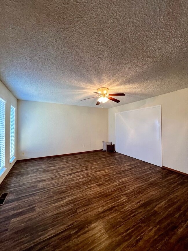 Photo - Spacious 3 bed, 2 bath Home in Yukon!