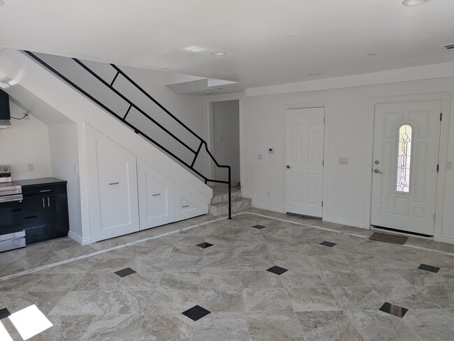 Vista de la entrada lateral del primer piso - 20229 Lorenzana Dr