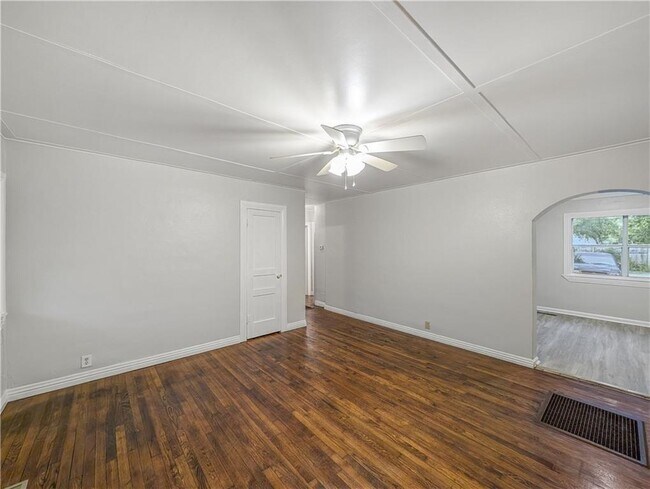 Photo - 208 E Graham St