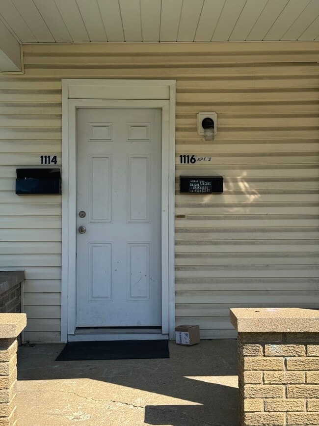 Building Photo - 3 Bedroom 1 Bath 2nd Floor Unit