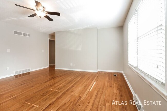 Photo - 512 W 101st St