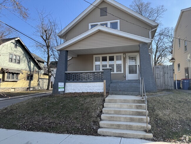 Building Photo - 1062 Fountain St NE Rental