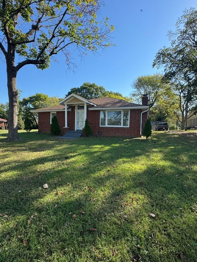 Photo - 3 Bed / 2 bath on 1.2 ACRES - 3 car garage...