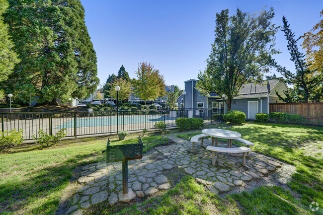 Building Photo - Hampton Park Apartments