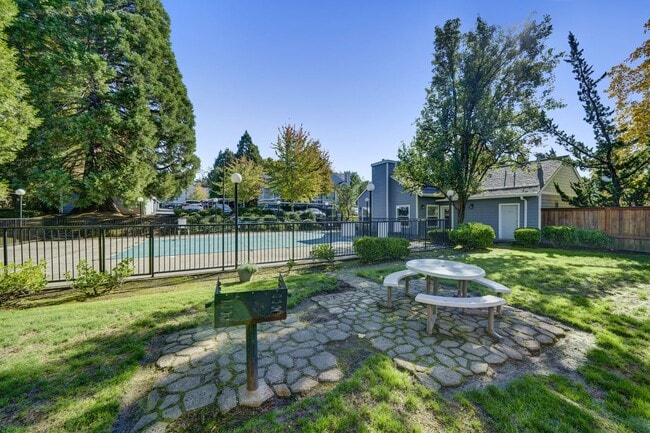 Hampton Park Apartments - Hampton Park Apartments